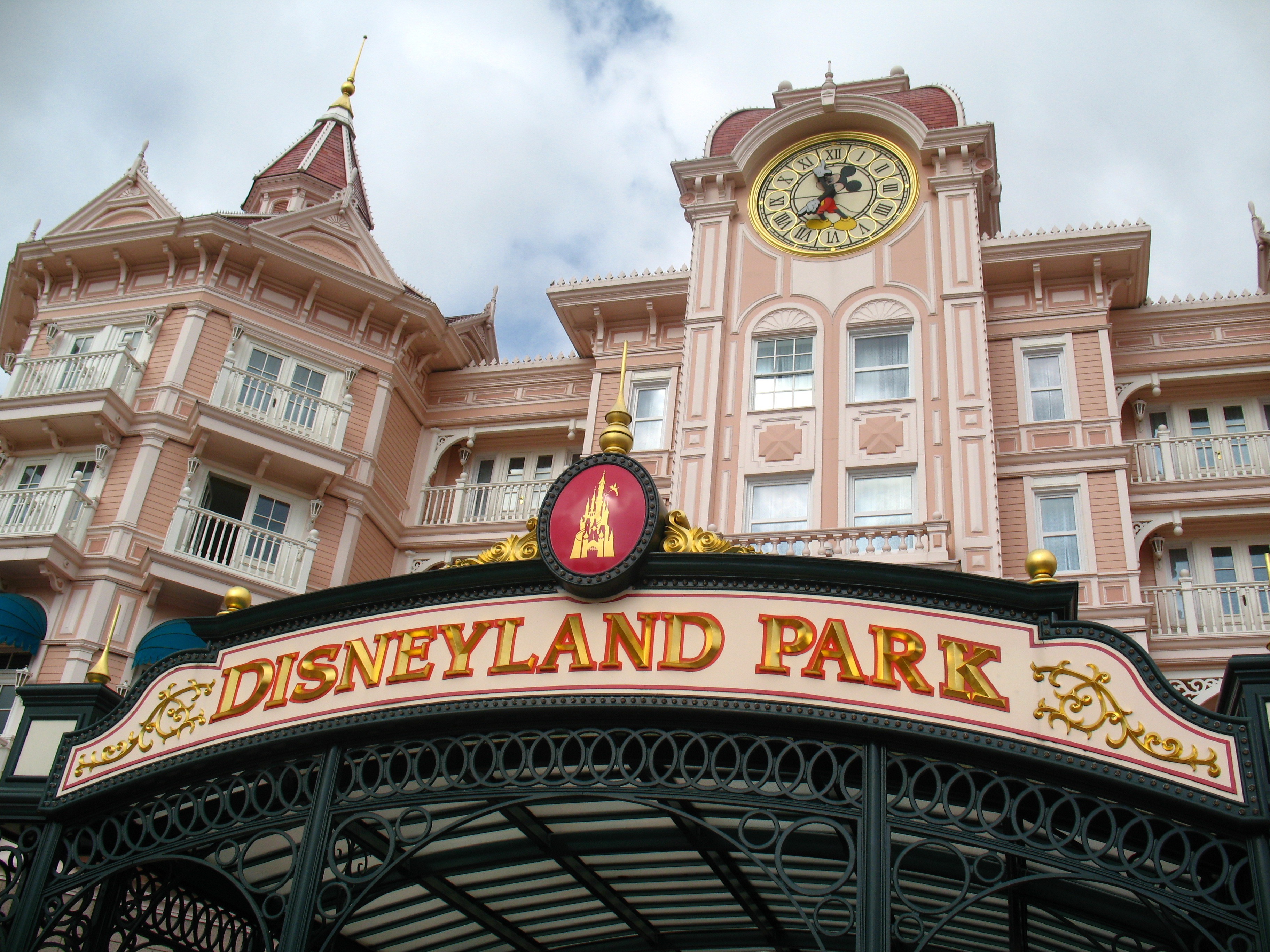 Review on article about Disneyland's Waffle Cristo Sandwich